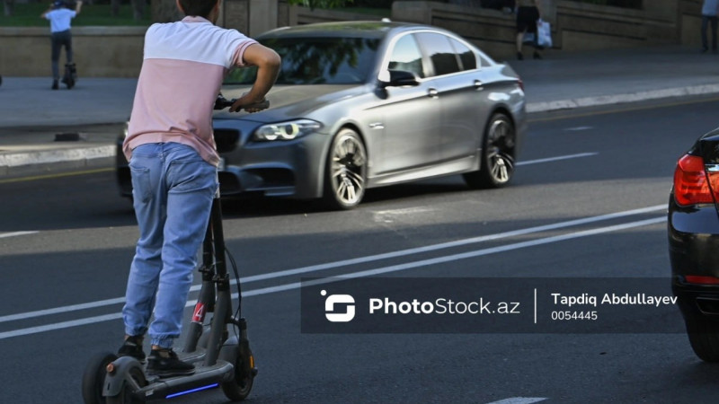 Binəqədidə maşın skuteri vurub