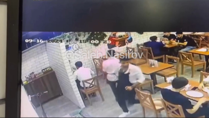 Oğlan nişanlısını kafedə təhqir etdi - VİDEO