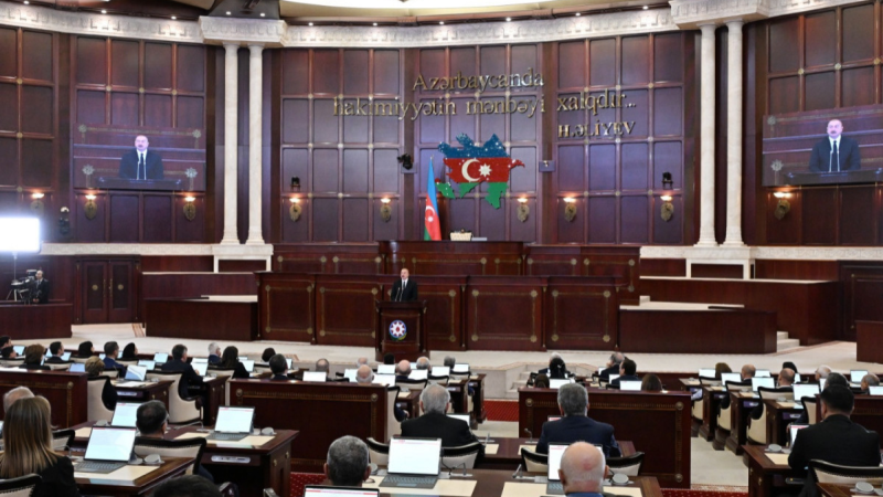 Deputatlara vəsiqələri verildi