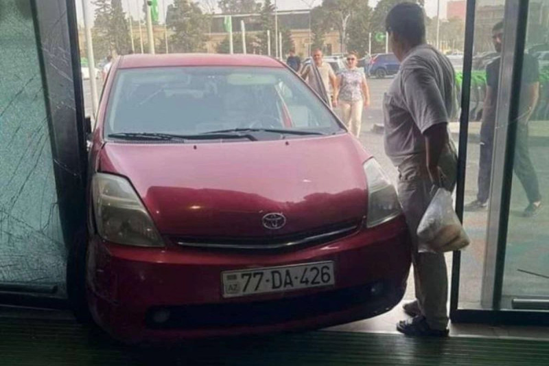 Bakıda Prius marketə çırpıldı