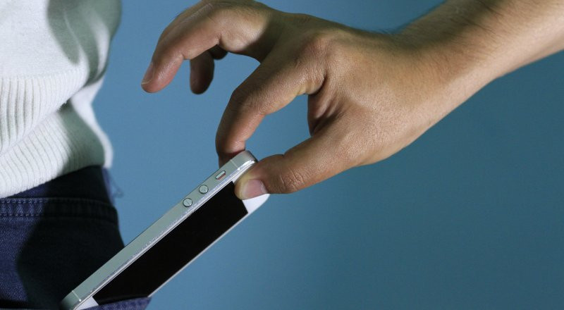 Bakıda 60 yaşlı kişinin telefonu oğurlandı