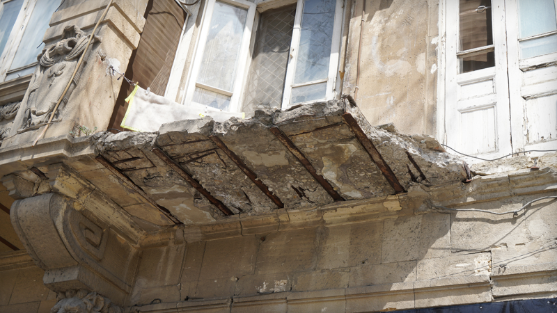 Bakıda tarixi binanın eyvanı uçdu – Alim fəryad etdi
