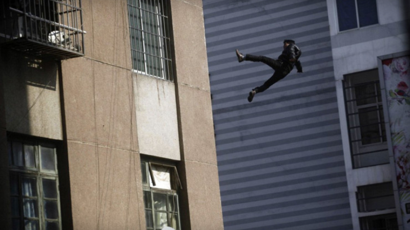 Bakıda DƏHŞƏT: kişi 9-cu mərtəbədən yıxılıb öldü