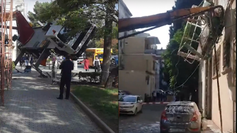 Bakıda avtosəbət obyektin üzərinə aşdı - VİDEO