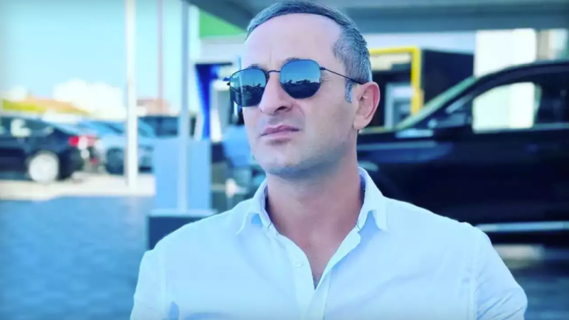 Bu beyinlərlə bir şəhərdə yaşadığıma görə peşmanam