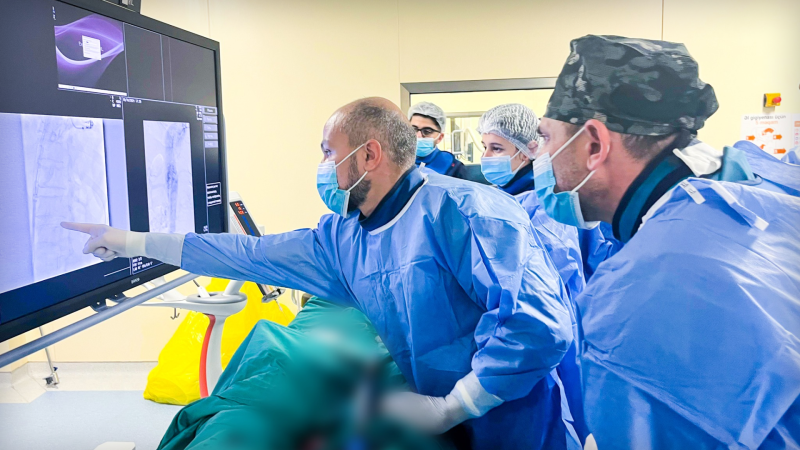 Yeni Klinikada eyni anda iki ağır əməliyyat - FOTOLAR