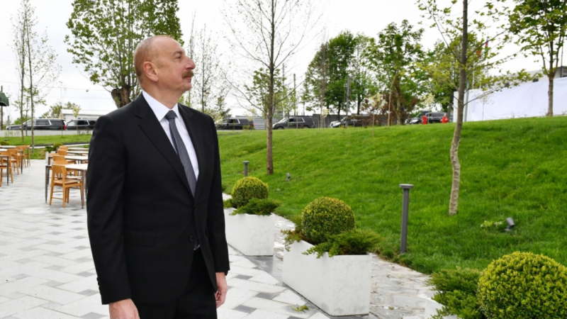 Prezident Bakının Nəsimi rayonunda yeni salınan parkda yaradılan şəraitlə tanış olub - YENİLƏNİB - FOTOLAR