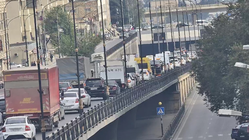 Bakıda QƏZA: Sıxlıq yarandı