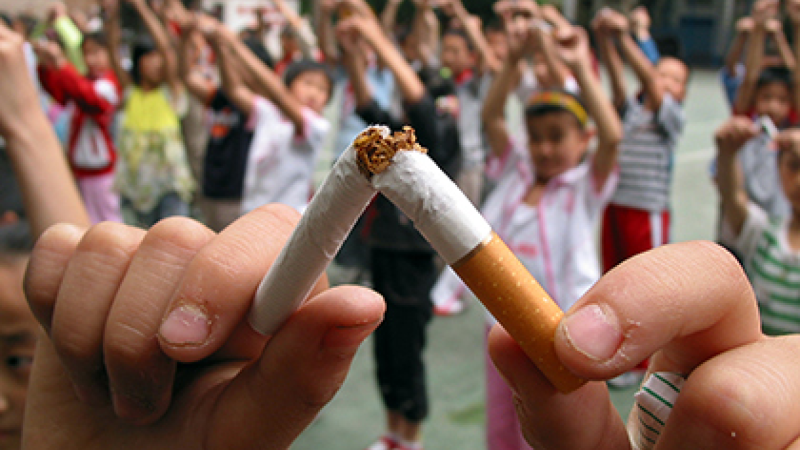 Uşaqlara siqaret satdılar, polis tədbir gördü