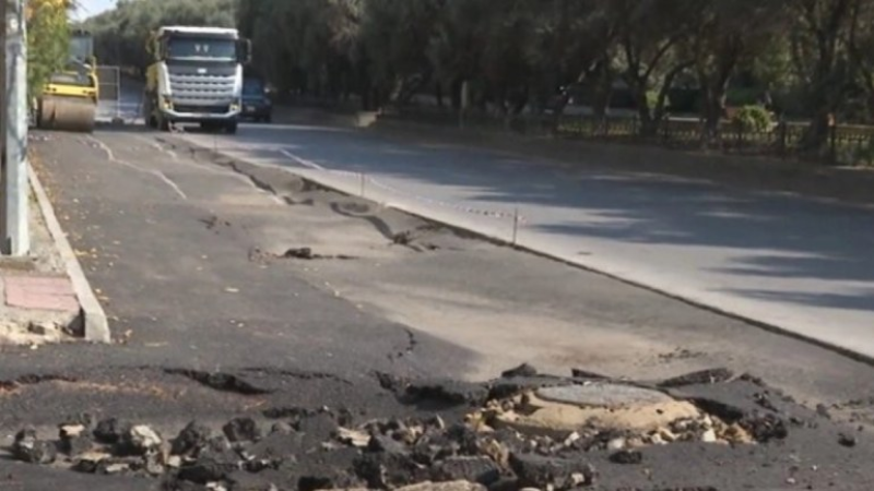 Bakıda yeni asfaltlanan yol çökdü - VİDEO