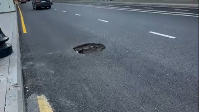 Bakının mərkəzində kanalizasiya quyusu təhlükə saçır - VİDEO