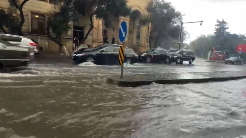 Bakının mərkəzini su basdı - VİDEO
