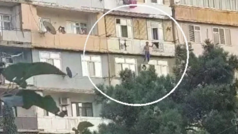 Bakıda kəlmeyi-şəhadət gətirib özünü binadan atan gənc öldü