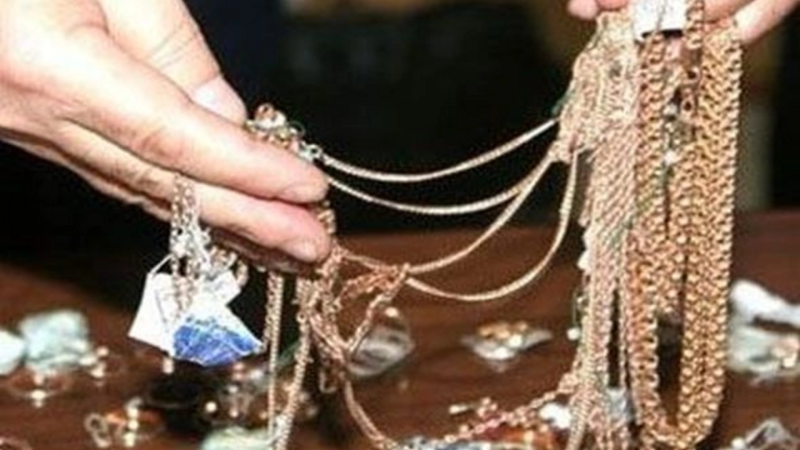 Qızıl boyunbağını oğurladı, yaxalandı