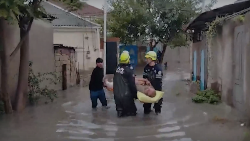 Evləri su basdı, camaat xilasediciləri köməyə çağırdı - VİDEO