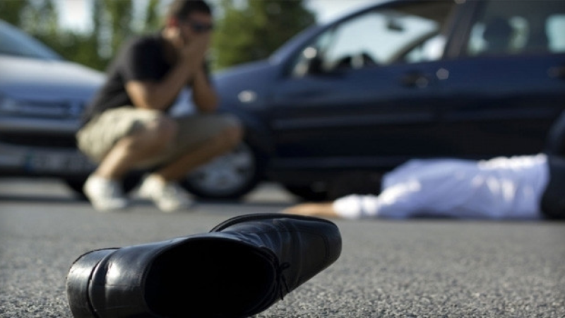 20 yaşlı oğlanı avtomobil vuraraq öldürdü