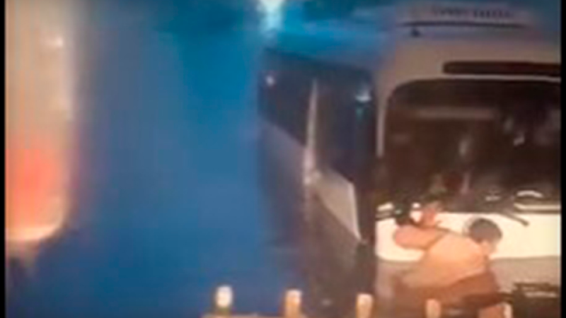 Mərdəkan tunelində avtobus batdı - Video