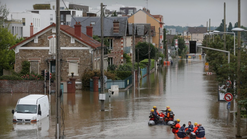 Sabunçuda camaatı qayıqla xilas etdilər - VİDEO