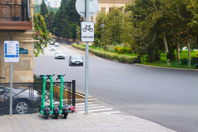 Bu küçədə mikromobillik zolağı bərpa edilir