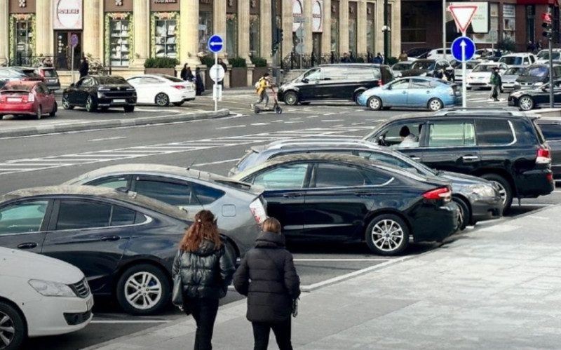 AYNA Bakıda küçə və prospektlərdə yeni xətləmə və nişanlama işləri aparıb