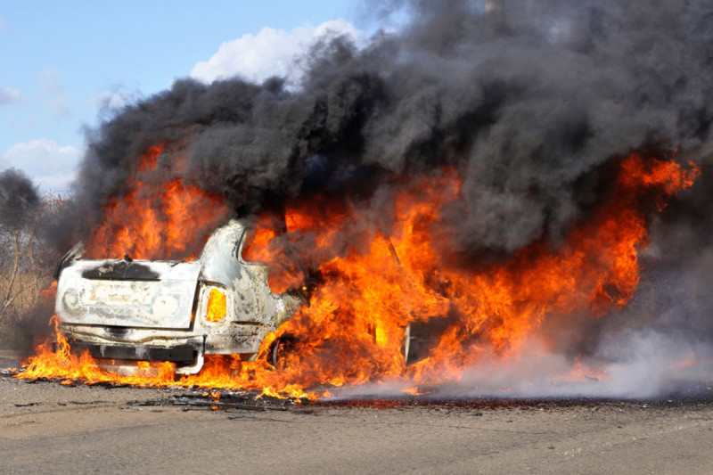 Bakıda minik avtomobili yanıb - VİDEO
