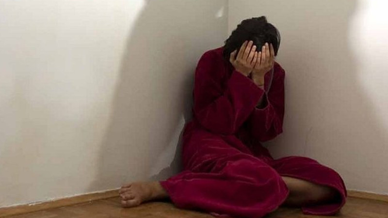 İçib evə gəldi, anasını süpürgə ilə döydü