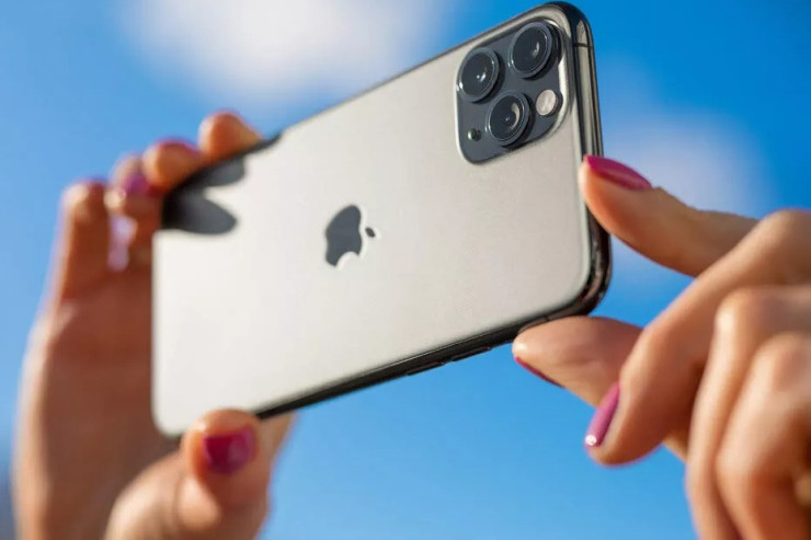 Bakıda qadın bahalı telefon oğurladı