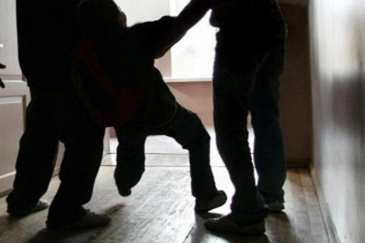 Oğlu xəstə olan şəxs həkimi döyərək burnunu sındırdı