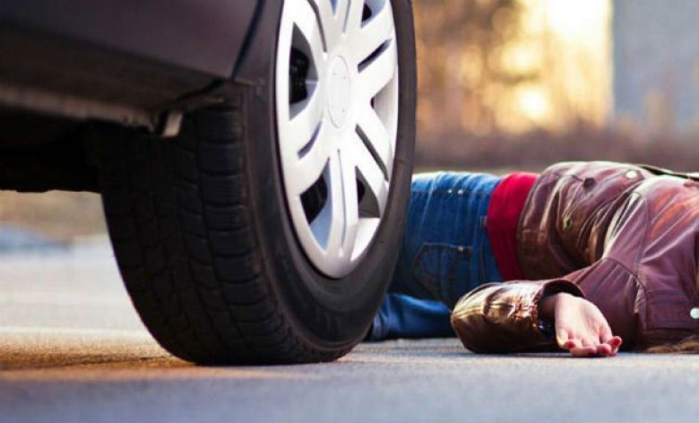 Paytaxtda qadını avtomobil vurub