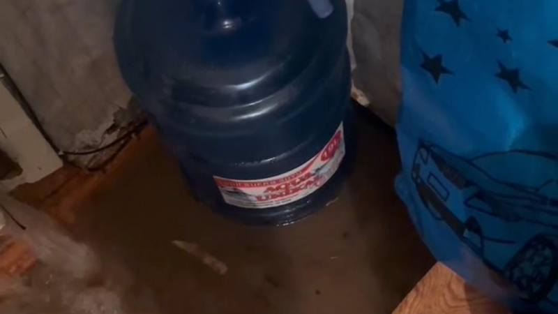 Leysan yağış Bakıda vətəndaşın evinə dolub - VİDEO