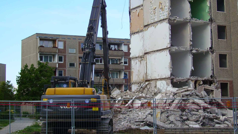 Bu prospekt və küçələrdəki binaların söküntüsünə başlanılır