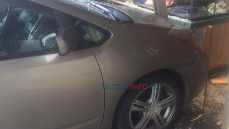 “Prius” şirniyyat mağazasına çırpıldı - FOTO