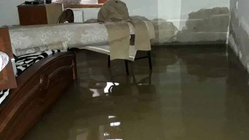 Xırdalanda evləri su basdı, sakinlər çöldə qaldı - VİDEO