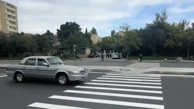 Paytaxtın bu rayonundakı piyada keçidi bərpa edildi - VİDEO