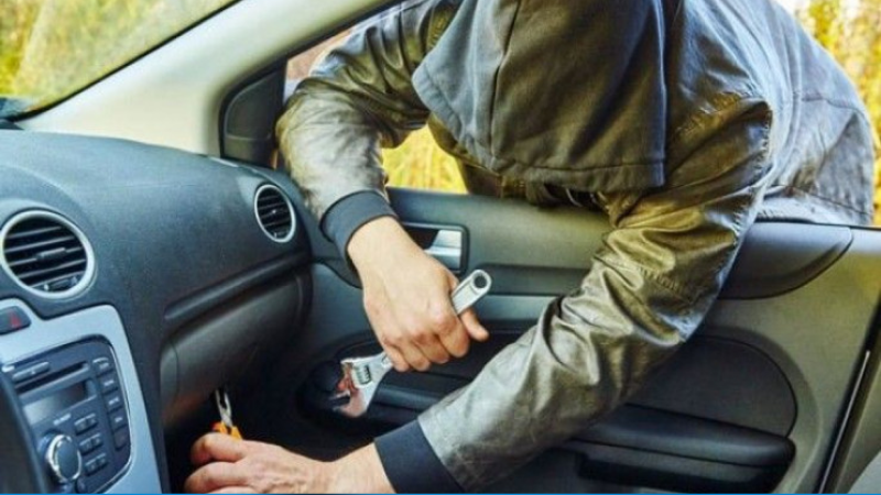 Bakıda avtomobildən pul oğurlanıb