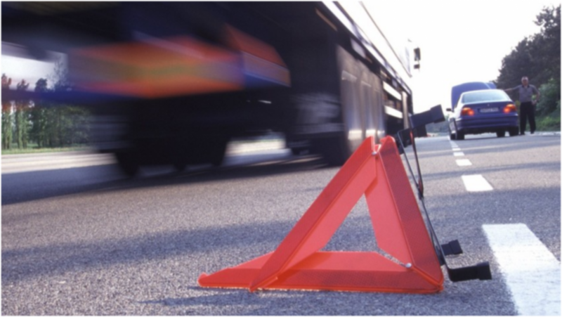 Binəqədidə avtomobil arakəsməyə çırpılıb, xəsarət alan var - VİDEO