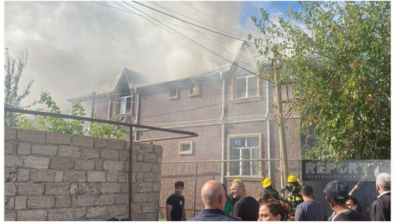 Bakıda ikimərtəbəli ev yanır - VİDEO