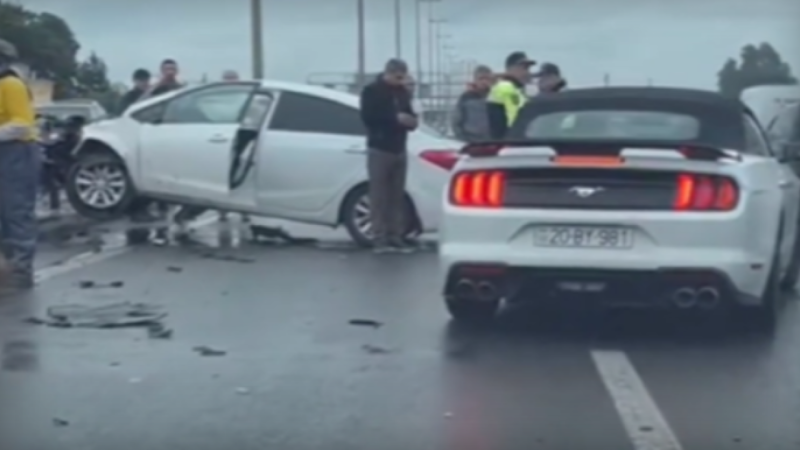 Bakıda yağışlı havada qəza baş verib - VİDEO