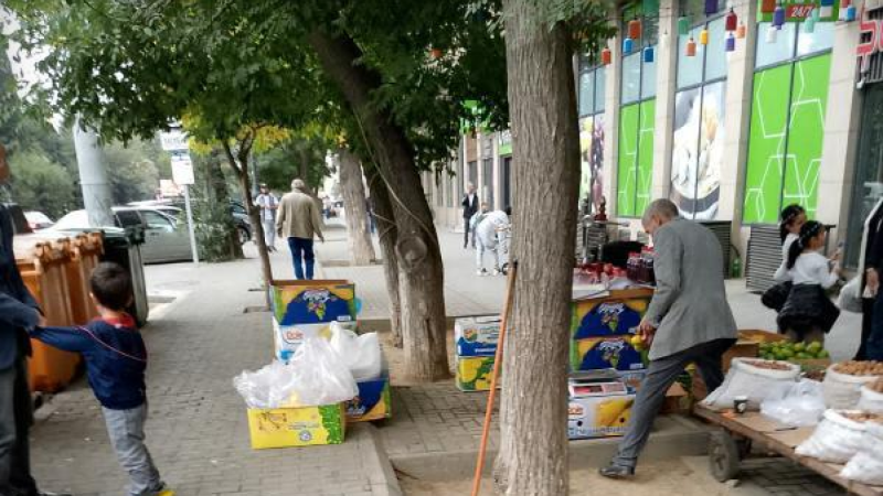 Atatürk prospektində polisin dağıtdığı bazar yenidən açılıb