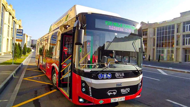 Avtobusda yer olsa da, məktəbli uşaqları götürmürlər - ŞİKAYƏT