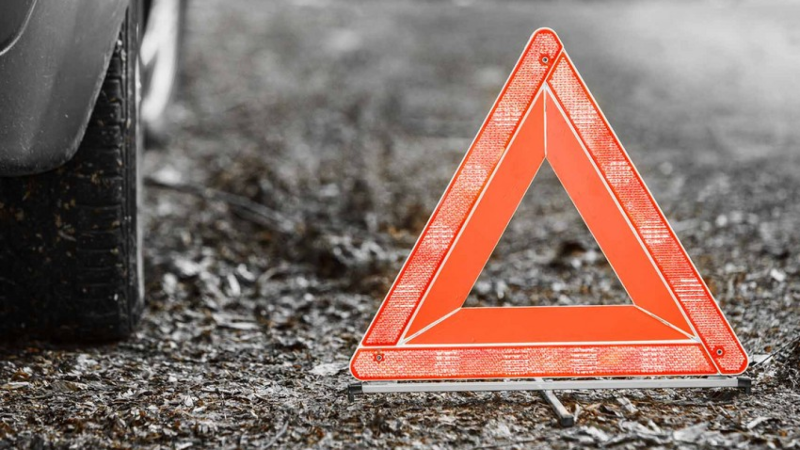 Paytaxtda avtomobil maneəyə çırpılaraq aşıb