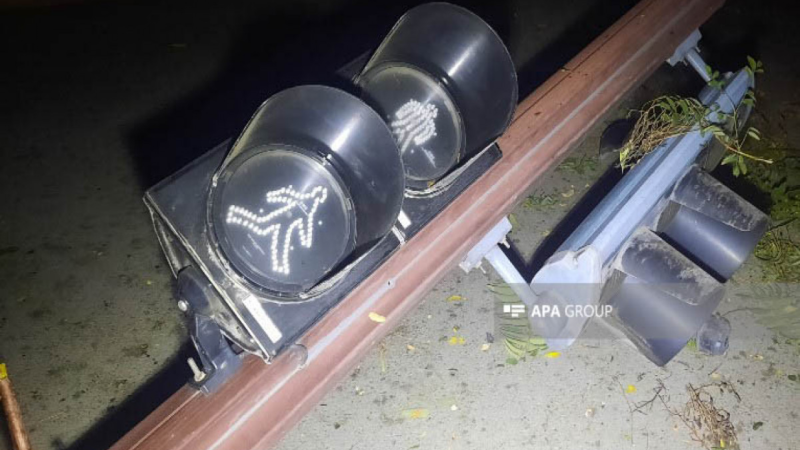 Bakıda avtomobil işıqfora çırpılıb