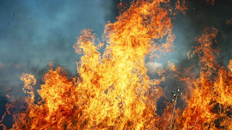 Bakıda təkər tullantıları yığılmış yerdə yanğın olub