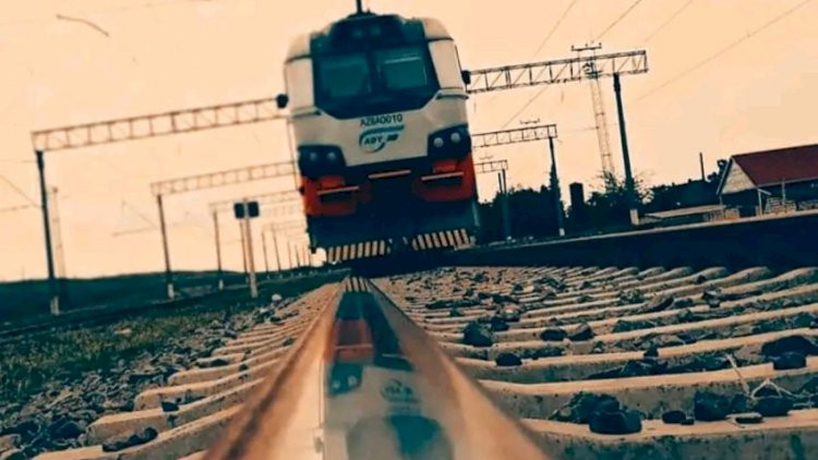 Avtobus qatara çırpıldı – Yaralılar var