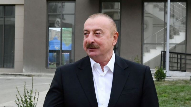 Prezident Bakı Dəmiryol Vağzalının qarşısında aparılmış yenidənqurma işləri ilə tanış olub - YENİLƏNİB
