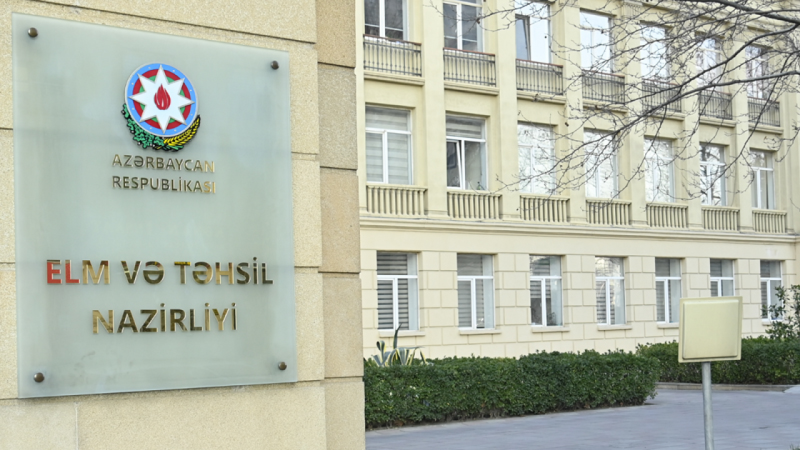 Pulun 2450 manatını Elm və Təhsil Nazirliyinin şöbə müdirinə vermişəm