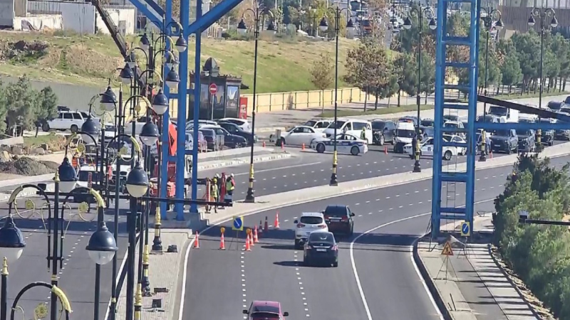 “8 Noyabr”dan mərkəzə gedən yol bağlandı