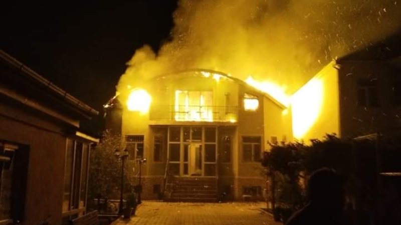 Nəşriyyat rəhbərinin evi yandı - FOTO