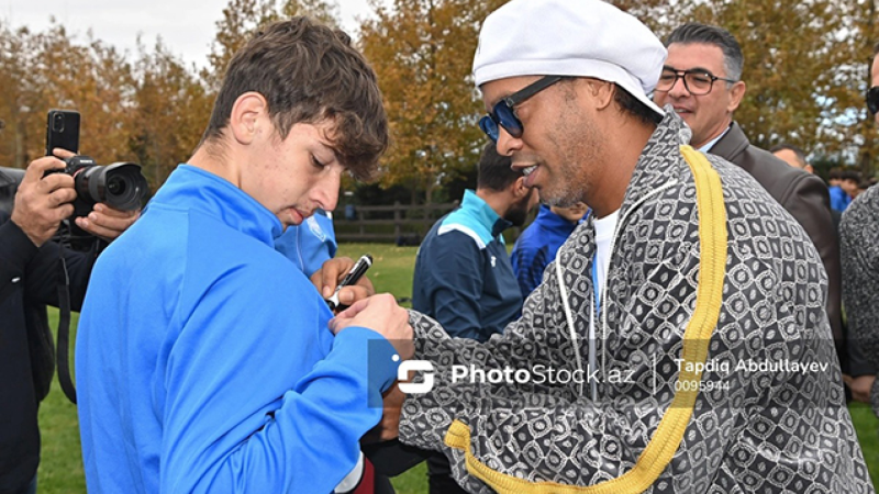 Ronaldinyo Bakıda yeniyetmə futbolçularla görüşdü - VİDEO