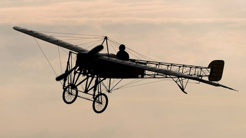 Balaxanıdan Binəqədi kəndinə enən təyyarə  - BAKIDA İLK - FOTO